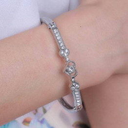 Stylish Rhinestoned Heart Shape Bracelet For Women